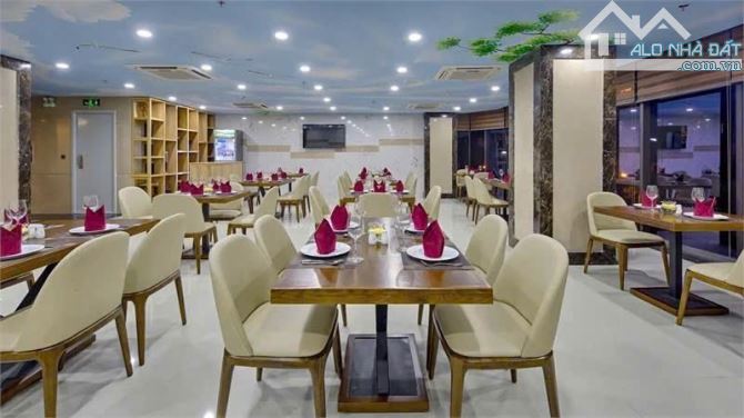Bán căn khách sạn 13 tầng mặt tiền đường Chính Hữu