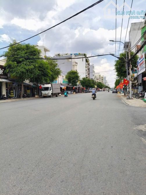 BÁN NHÀ CÁCH MẶT TIỀN ĐƯỜNG VÀI BƯỚC CHÂN-XE HƠI NGỦ TRONG NHÀ-HOÀNG BẬT ĐẠT P15-TÂN BÌNH
