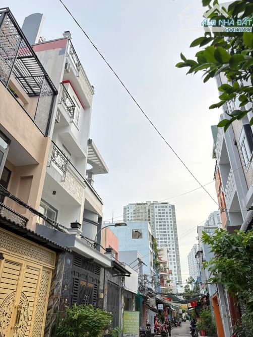 KẾ PARC MALL KHÔNG THIẾU THỨ GÌ - HẺM Ô TÔ - NHÀ 3 TẦNG