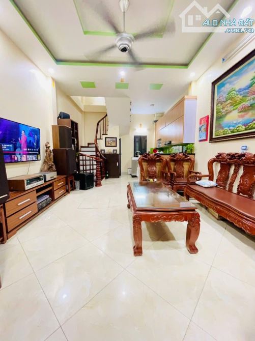 Nhà đẹp Xã Đàn, 5 tầng, 40m² – Ngõ cực nông, gần hồ, nội thất sang xịn. Giá 9.x tỷ