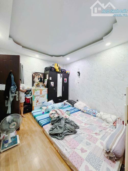 SÁT MẶT TIỀN Q4  NGANG 8 DÀI 6 - 5T CÓ 5 TỎI
