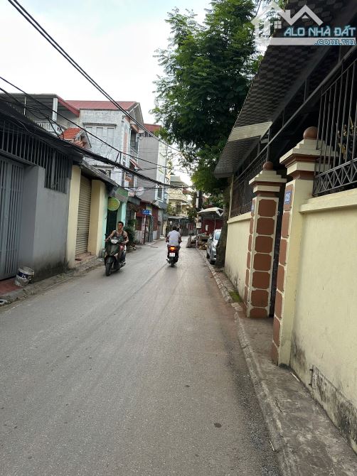 Chủ gửi bán mảnh đất 50m - mặt tiền 5m  Giá 4,1 tỷ .tổ 37 Bắc Cầu , Ngọc Thuỵ ô tô đỗ