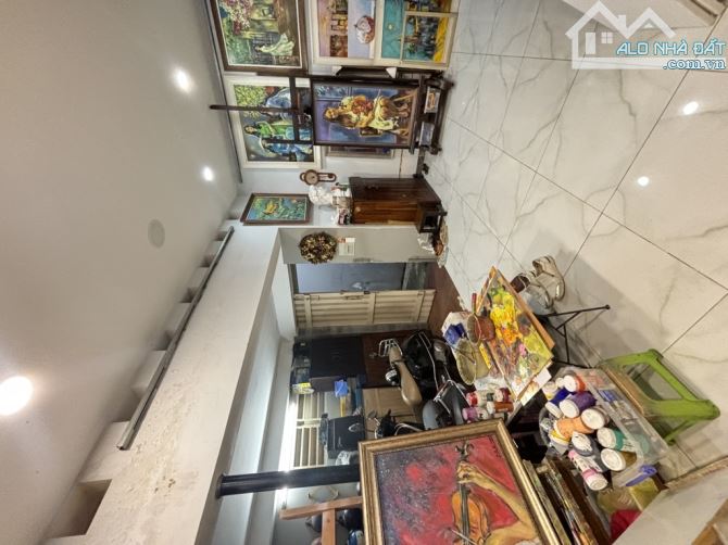 Chính chủ .hẻm 1 trục- 3 tầng . 85m2 - 4pn. Gần hàng xanh .
