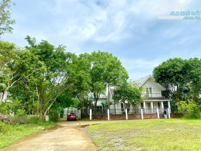 Lô góc 1000m2, sẵn khuôn viên nhà vườn nghỉ dưỡng, view núi Tản Viên, Ba Vì, Hà Nội