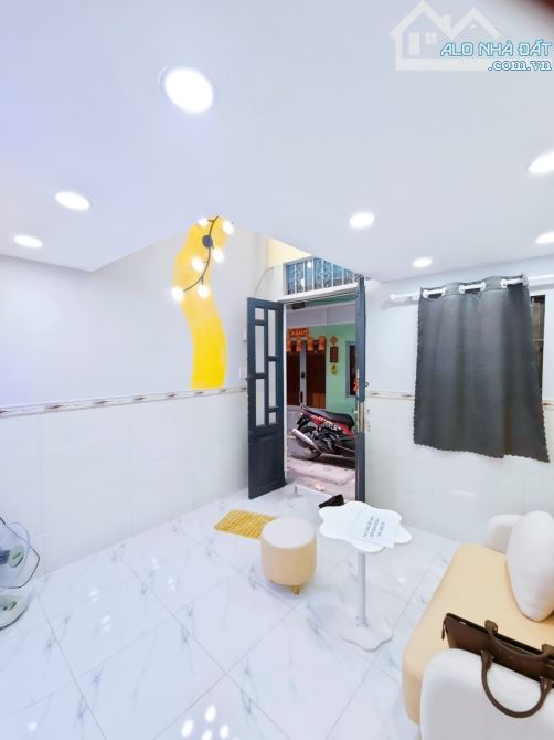 SAU CĂN MẶT TIỀN - HẺM XE HƠI TRÁNH CÁCH 15M - NHÀ MỚI VÀO Ở NGAY.