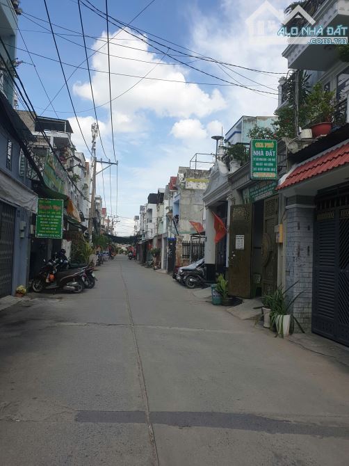 Cần bán nhà Bình Tân, 3 tầng, hẻm nhựa 7m thông, DT4x15m, chỉ nhỉnh 4 tỷ xíu