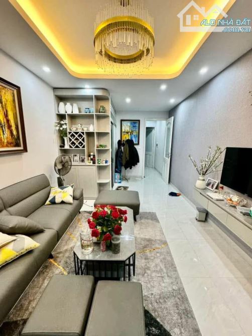 BÁN NHÀ PHẠM NGỌC THẠCH ĐỐNG ĐA 40m 5tầng Mt 4m GIÁ 15 TỶ PHÂN LÔ Ô TÔ KINH DOANH.