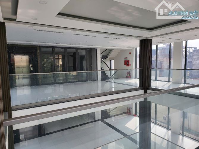 Cho thuê nhà nguyên căn mặt tiền đường Nguyễn Ái Quốc, tòa nhà rộng đẹp - 10