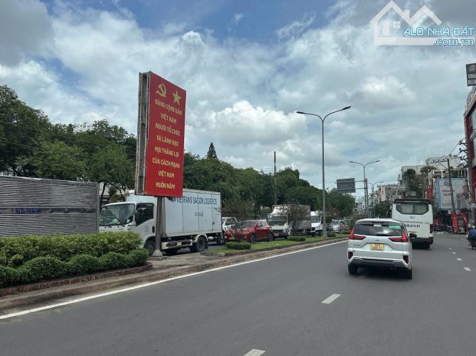 Bán Biệt thự 3 lầu mái Thái ngang khủng 53m 1.316m2 đường 16m kế CVPM Quang Trung 56 tỷ. - 10