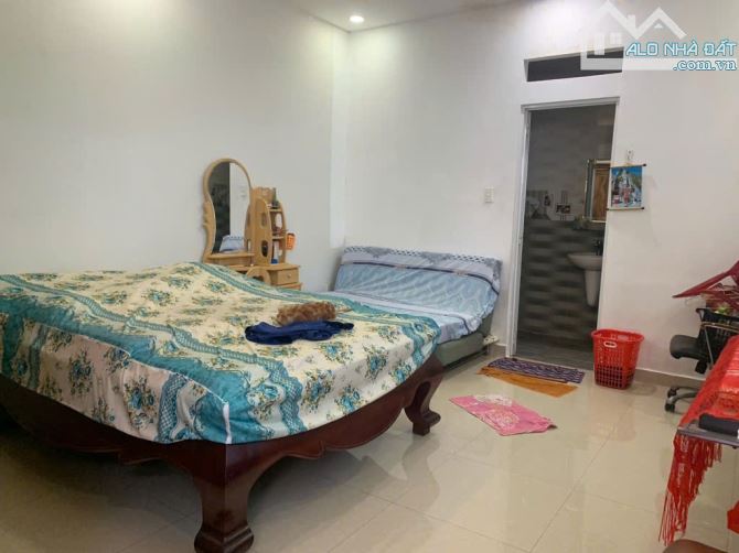 Mặt tiền cách 1 căn - ngay bệnh viện ngoại quốc tế thần kinh - ngang 5.6m - 117m2 - 3 tầng - 11