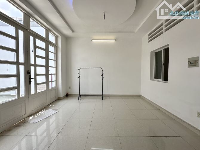 NGÃ TƯ HÀNG XANH, P17, BÌNH THẠNH - 66M2 (5x13) A4 - 3 TẦNG- HẺM Ô TÔ - SÁT MT - 1