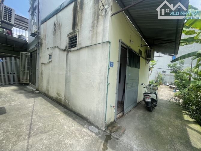 PHÚC LỢI - HIẾM- BÁN ĐẤT TẶNG NHÀ CẤP 4. MT KHỦNG 5.6M. NGÕ Ô TÔ ĐỖ CỬA . - 1