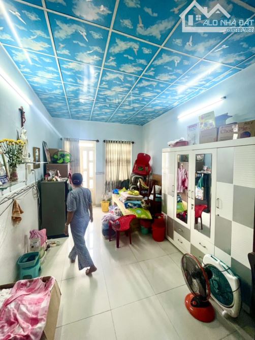 QUẬN 7 : ĐƯỜNG NGUYỄN VĂN QUỲ  HẺM 4M XE HƠI NGỦ TRONG NHÀ  DT :3,5  X 24 m 2TẦNG : BTCT M - 1