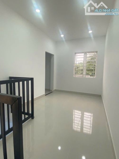 Bán nhà ngang khủng 5.7m - Nhỉnh 4 tỉ - 1 phút Lê Văn Việt, Song Hành - 1