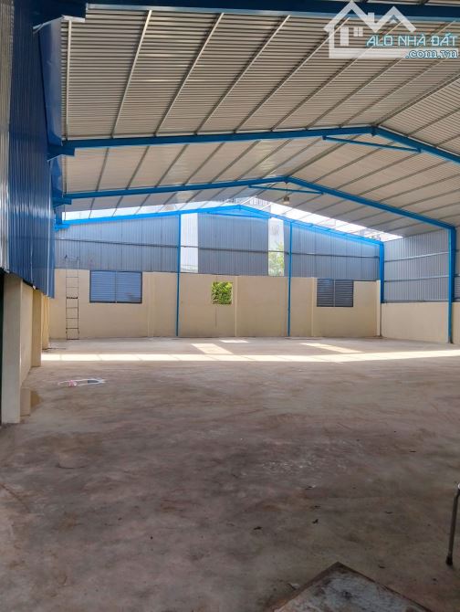 Cho Thuê Kho Xưởng 2500m2 - 180tr Đường Võ Văn Kiệt - 1