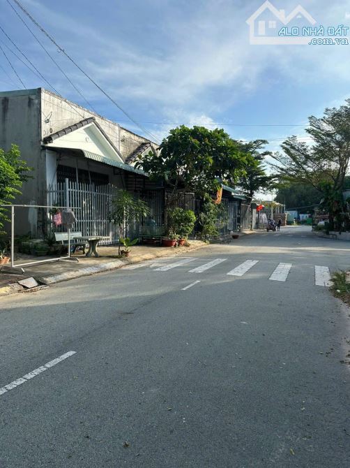 Chủ ngộp cần bán nhanh lô đất mặt tiền đường dt 830,90m2 .Giá 1t1 - 1