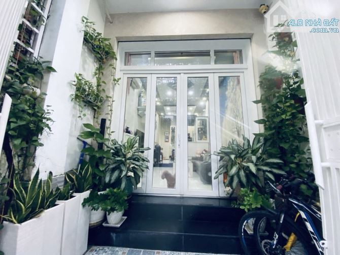 NHÀ 4 TẦNG TẠI TÔN THẤT THUYẾT F4 Q4 - CÁCH MẶT TIỀN VÀI BƯỚC CHÂN - KHU DCHH - 1