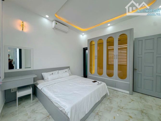 QUẬN7 : ĐƯỜNG HUỲNH TẤN PHÁT  NHÀ MỚI XÂY KIÊN CỐ BTCT DT :14 X 8 MUA NHÀ LỚN TẶNG  NHỈNH - 1