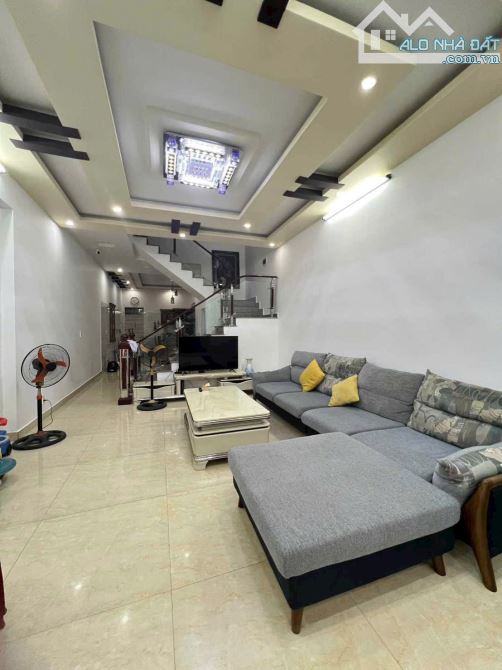 Bán nhà Văn Cao 3 tầng 90m giá 5 tỷ 8 hướng Đông ngõ ô tô - 1