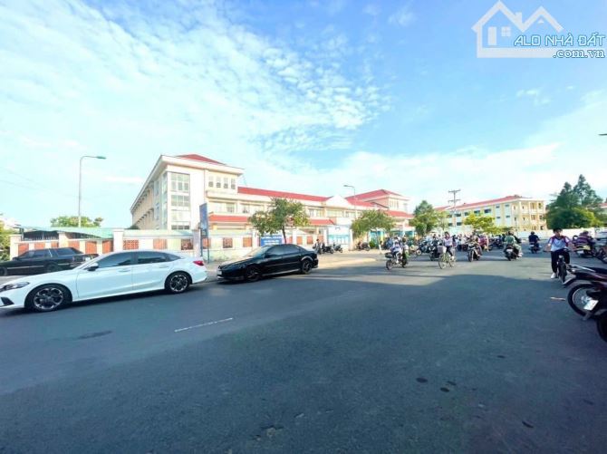 Bán GẤP Nền - MẶT TIỀN - vị trí đẹp. Đối diện cổng trường Trần Hoàng Na - 1