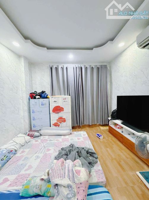 SÁT MẶT TIỀN Q4  NGANG 8 DÀI 6 - 5T CÓ 5 TỎI - 1