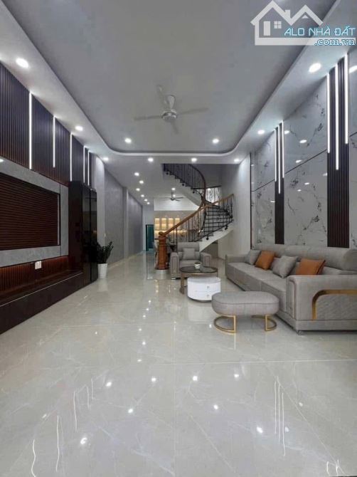 NHÀ Ở NGAY, 3 TẦNG, 5x30, HẺM 12M, VỈA HÈ, THỦ DẦU, 5 ĐỒNG TL - 1