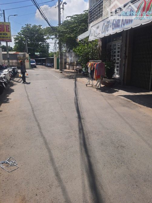 Mặt tiền cách 1 căn - ngay bệnh viện ngoại quốc tế thần kinh - ngang 5.6m - 117m2 - 3 tầng - 1