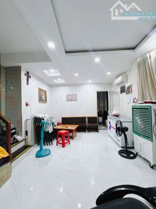 SÁT MẶT TIỀN Q4  NGANG 8 DÀI 6 - 5T CÓ 5 TỎI - 12