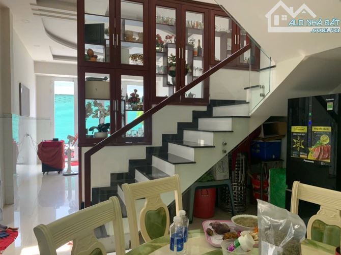 Mặt tiền cách 1 căn - ngay bệnh viện ngoại quốc tế thần kinh - ngang 5.6m - 117m2 - 3 tầng - 16