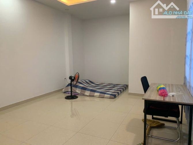 Mặt tiền cách 1 căn - ngay bệnh viện ngoại quốc tế thần kinh - ngang 5.6m - 117m2 - 3 tầng - 19
