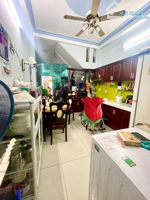 QUẬN 7 : ĐƯỜNG NGUYỄN VĂN QUỲ  HẺM 4M XE HƠI NGỦ TRONG NHÀ  DT :3,5  X 24 m 2TẦNG : BTCT M - 2