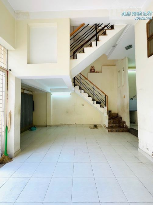 Nhà Nguyên Hồng - 61m2 -3 tầng -4 PN -HXH - Chỉ 6.X - 2
