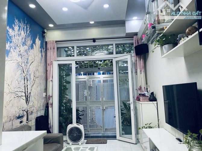NHÀ 4 TẦNG TẠI TÔN THẤT THUYẾT F4 Q4 - CÁCH MẶT TIỀN VÀI BƯỚC CHÂN - KHU DCHH - 2