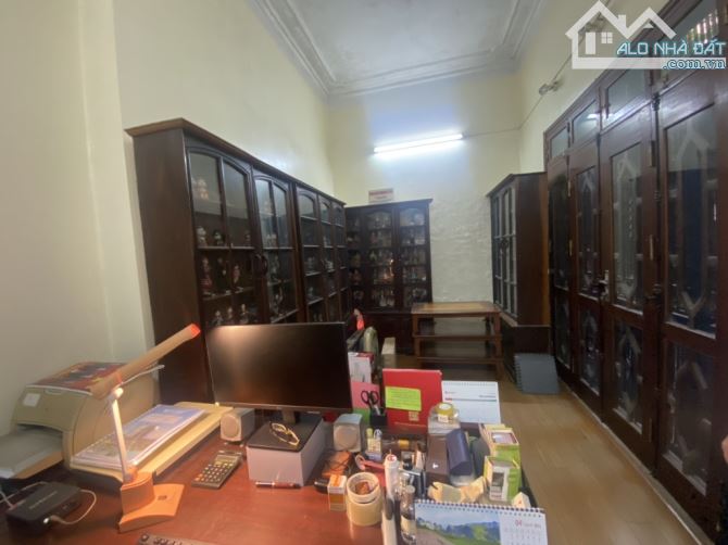Bán nhà biệt thự Phạm Ngọc Thạch, quận Đống Đa, 125m2 x 3 tầng, gần hồ gần phố tấp nập! - 2