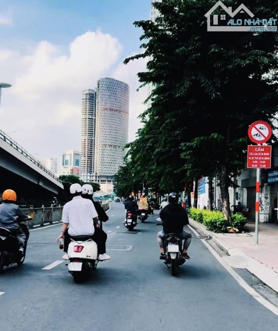 HÀNG XÓM SIÊU CHUNG CƯ SANG XỊN Q4 SIÊU PHẨM BẾN VÂN ĐỒN XE HƠI VI VUUU BÁN ĐẤT TẶNG NHÀ C - 2