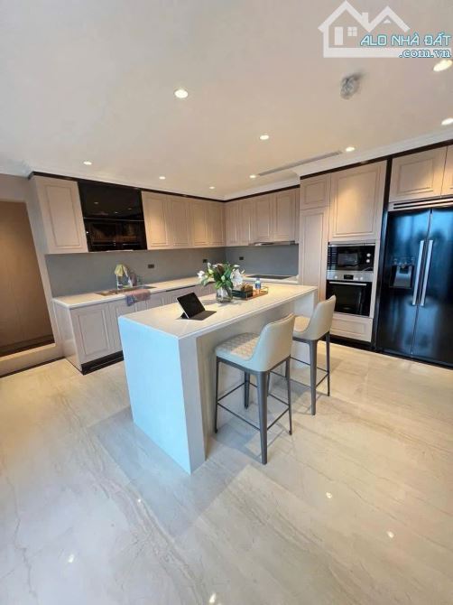 Ô tô vào nhà Giải Phóng, vỉa hè, KD, ngõ 6m, 72m*7T thang máy, gara, DT 700tr/năm - 2