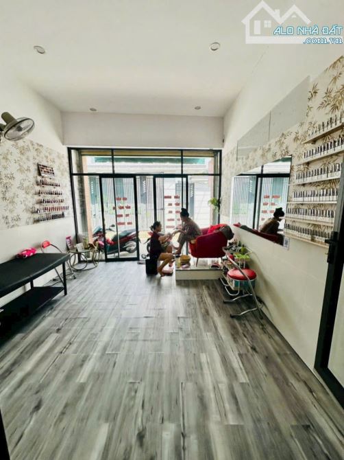 Kẹt tiền, bán rẻ nhà Tân Phong SR,TC, sân oto, đường oto chỉ 2,7 tỷ - 2