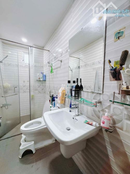 SÁT MẶT TIỀN Q4  NGANG 8 DÀI 6 - 5T CÓ 5 TỎI - 2