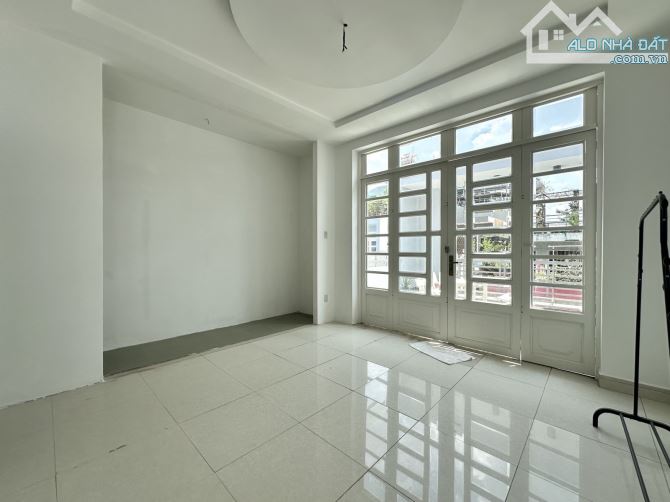 NGÃ TƯ HÀNG XANH, P17, BÌNH THẠNH - 66M2 (5x13) A4 - 3 TẦNG- HẺM Ô TÔ - SÁT MT - 3