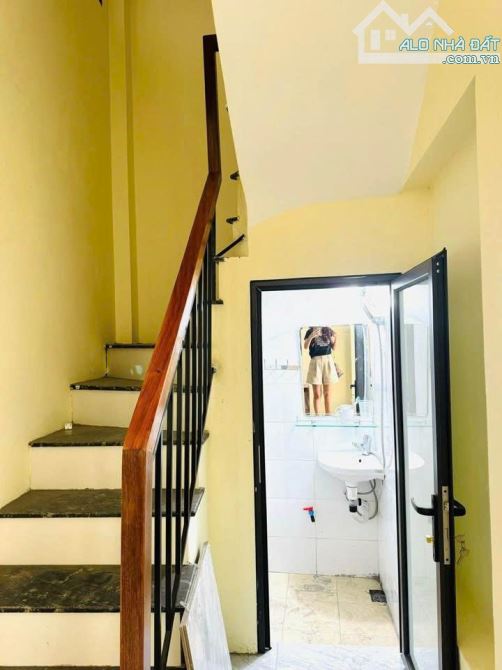 Cho thuê nhà Minh Khai ngõ 435, 45m2 3.5 tầng, 3 ngủ, 3 WC, 13 Triệu VP, ở 6 người - 3