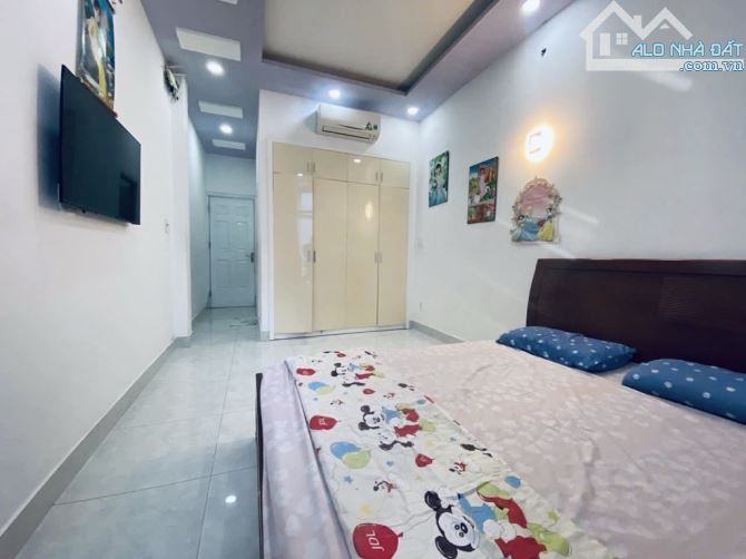 NHÀ 4 TẦNG TẠI TÔN THẤT THUYẾT F4 Q4 - CÁCH MẶT TIỀN VÀI BƯỚC CHÂN - KHU DCHH - 3