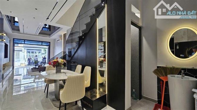 Sang căn nhà trung tâm Q7,  Phú Thuận, Nguyễn Văn Quỳ, 60m2, SD 200m2, 7 đồng - 3
