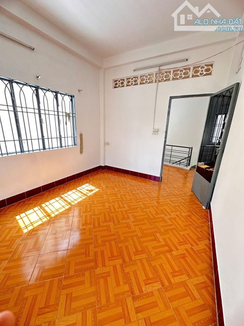 Cho thuê nguyên căn nhà mặt tiền đường Nguyễn Ái Quốc 1 trệt 3 lầu - 3