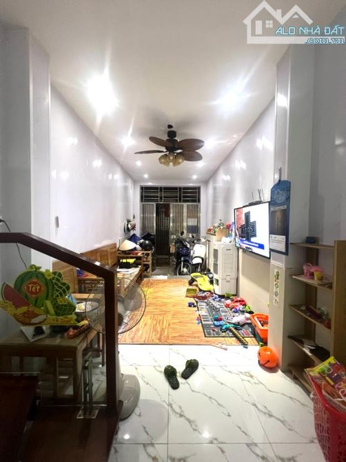 Cô Nga em muốn lên chung cư nên bán nhà Ngã Tư Sở 2 thoáng - 4 tầng 34/38m - 15m ô tô 7 tỉ - 3