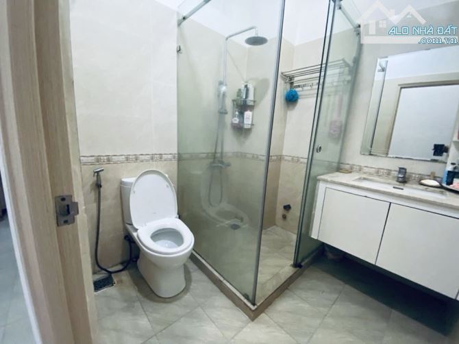 NHÀ 4 TẦNG TẠI TÔN THẤT THUYẾT F4 Q4 - CÁCH MẶT TIỀN VÀI BƯỚC CHÂN - KHU DCHH - 4