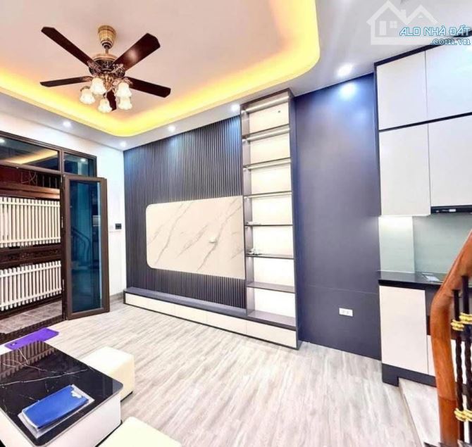 HỘ KHẨU GIA THUỴ - Ô TÔ ĐỔ CỬA - VÀO NHÀ  NGÕ THÔNG TỨ PHÍA SANG NGUYỄN SƠN - - - 4