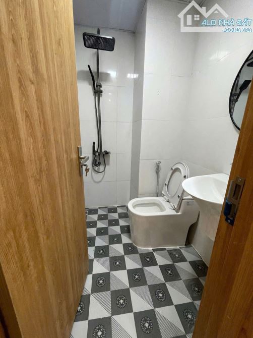 BÁN NHÀ ĐÔNG TÁC ĐỐNG ĐA NHÀ MỚI THANG MÁY 10M RA ÔTÔ ĐỖ DT 35M 5T CHỈ 9.5 TỶ - 4