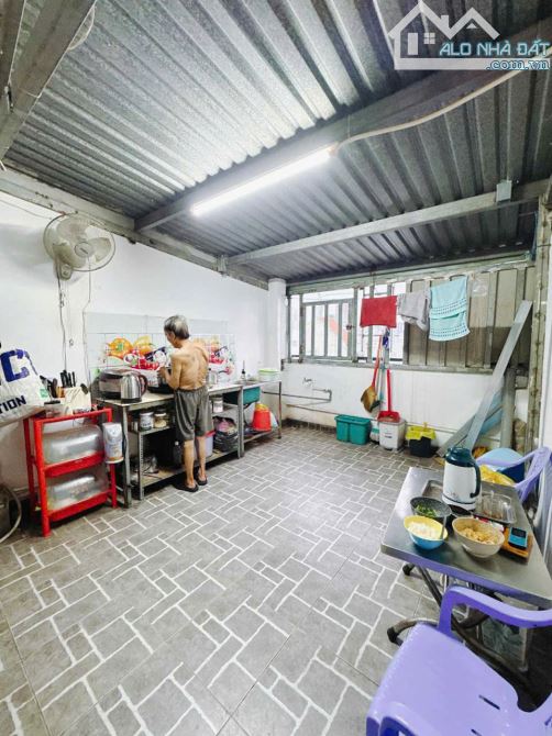 SÁT MẶT TIỀN Q4  NGANG 8 DÀI 6 - 5T CÓ 5 TỎI - 4