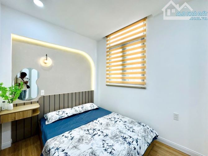 NHÀ XÂY MỚI 3 TẦNG - SAU CĂN MẶT TIỀN NGUYỄN TRỌNG TUYỂN - 5,x TỶ - 4