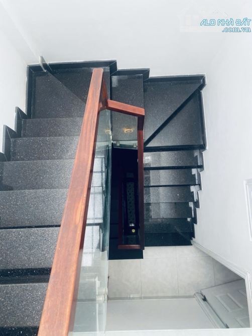 NHÀ 4 TẦNG TẠI TÔN THẤT THUYẾT F4 Q4 - CÁCH MẶT TIỀN VÀI BƯỚC CHÂN - KHU DCHH - 5